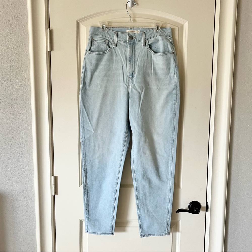 Levi’s High Waisted Mom Jeans Light Wash Tapered Leg 26986 Size 31